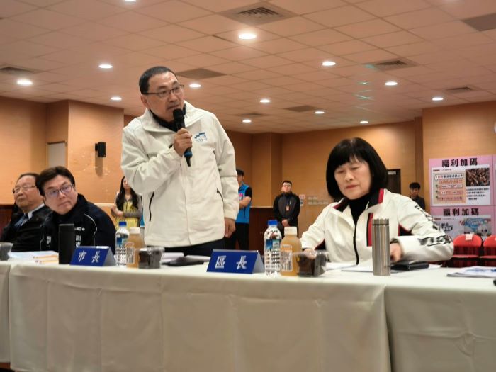 新北115年行動治理永和首登場 侯:並肩作戰解決各項挑戰 49 《圖說》侯友宜市長與關心永和區政的貴賓們致意,右為永和區長周慶珍。〈民政局提供〉