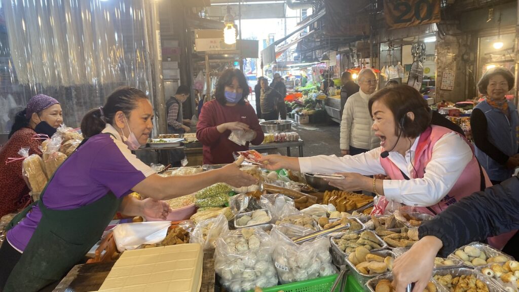 楊瓊瓔向上市場拜票 「叫賣姐」助攻買氣受歡迎 55 %E6%A5%8A%E7%93%8A%E7%93%94%E6%8B%9C%E7%A5%A8