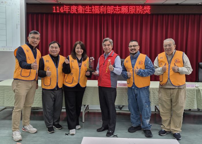 2金12銀13銅 新北榮欣志工擁抱衛服部服務獎 38 《圖說》新店北區榮欣志工隊隊長卓旻瑤(左三)將輔導會績優志工隊榮譽獎牌贈予新北市榮服處,由林振生處長(右三)代表受贈並合影。〈新北榮服處提供〉