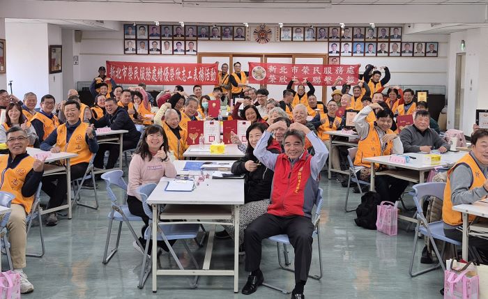 2金12銀13銅 新北榮欣志工擁抱衛服部服務獎 40 《圖說》新北市榮服處114年度共有51位榮欣志工獲頒中央及地方志願服務獎項,林振生處長(前排中)與志工們於聯繫會報中合影留念。〈新北榮服處提供〉