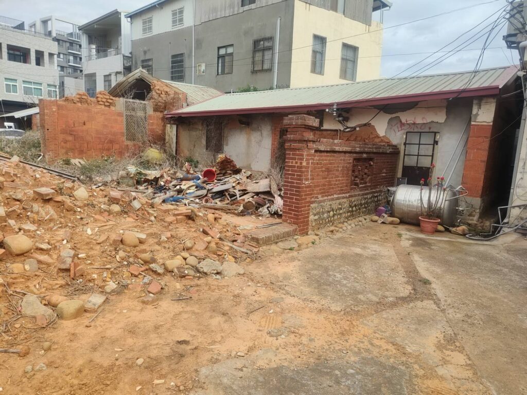 建商拆百年古厝不清理 地主擺棺抗議「吃人夠夠」 25 197784