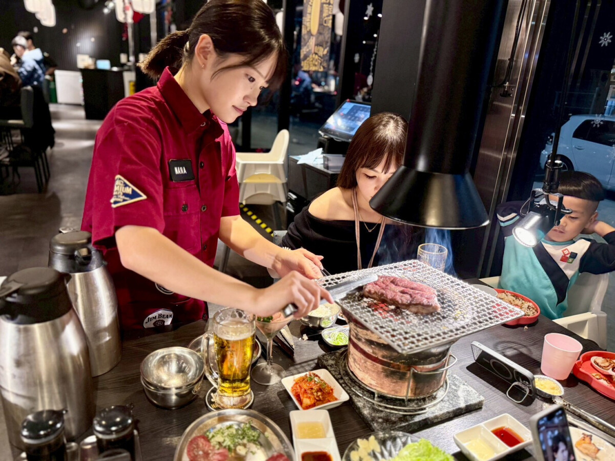 ▲Shojo 店員協助客人掌握火候，確保食材風味與品質表現。(圖/ Shojo提供)
