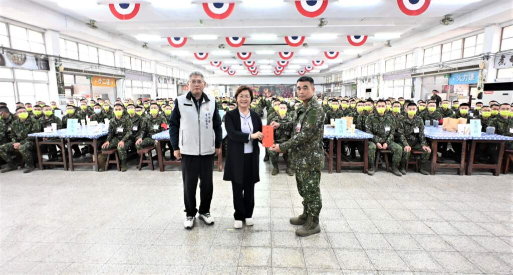 ▲彰化縣長王惠美前往嘉義中坑營區探視彰化子弟兵並致贈部隊加菜金。(圖/彰化縣政府提供)