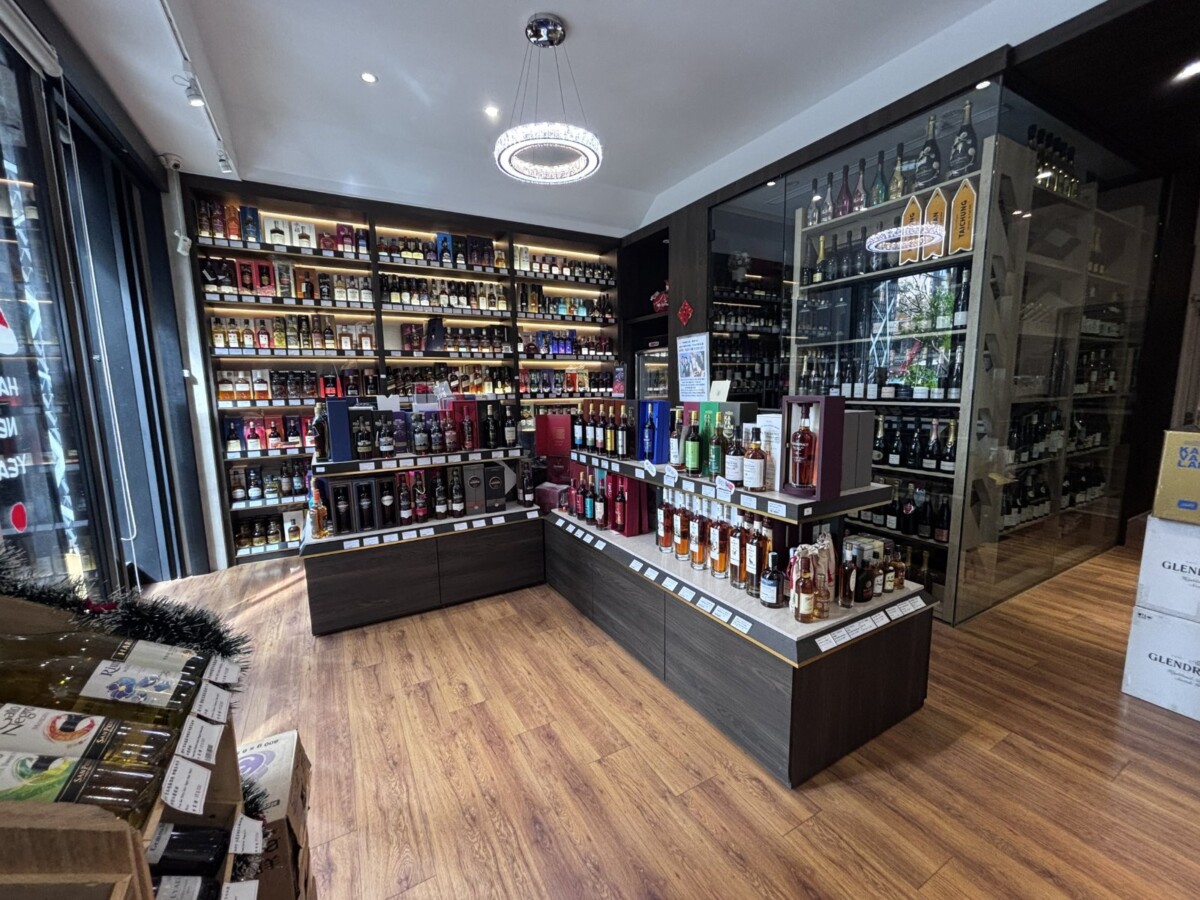 ▲店內展示多款進口烈酒與禮盒商品,供顧客現場選購與比較。(圖/攝影:呂雨潼提供)