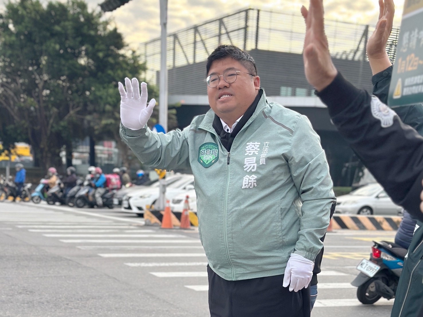 決戰今晚!蔡易餘衝刺嘉義縣長初選 籲鄉親在家顧電話喊「唯一支持」 222 決戰今晚!蔡易餘衝刺嘉義縣長初選 籲鄉親在家顧電話喊「唯一支持」 221