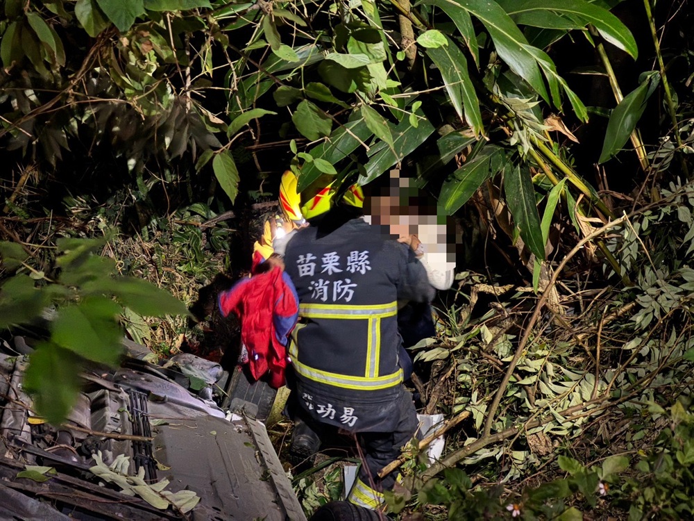 恐怖情人 懷疑前男友毒狗40歲女縱火燒工寮被撞下山坡 208 cnews204260113a01