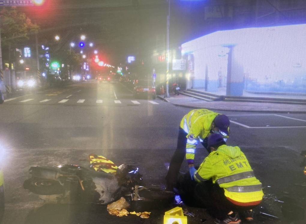 【有片】蘆竹小客車路口左轉 直行機車閃避不及撞擊瞬間曝 752231