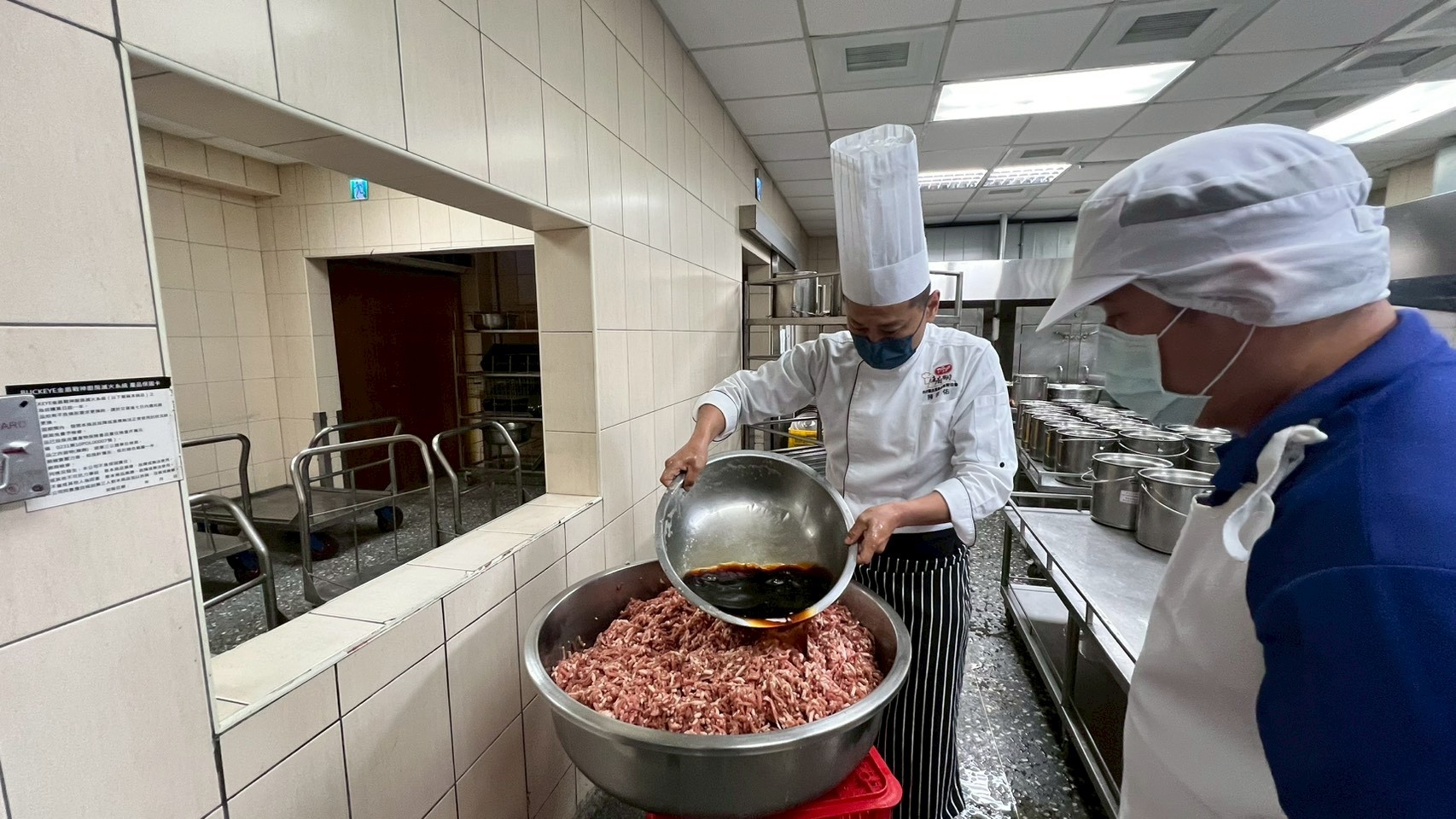 金牌廚師「宗佑師」楊梅國小示範CAS豬肉料理 提醒學童珍惜糧食 g65f6ew