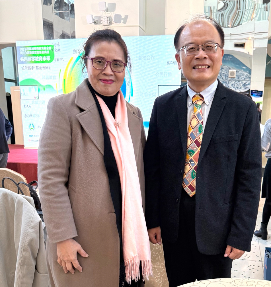 會計研究發展基金會王怡心董事長(左)與教育部終身教育司梁學政司長(右)合影。(會研基金會提供)