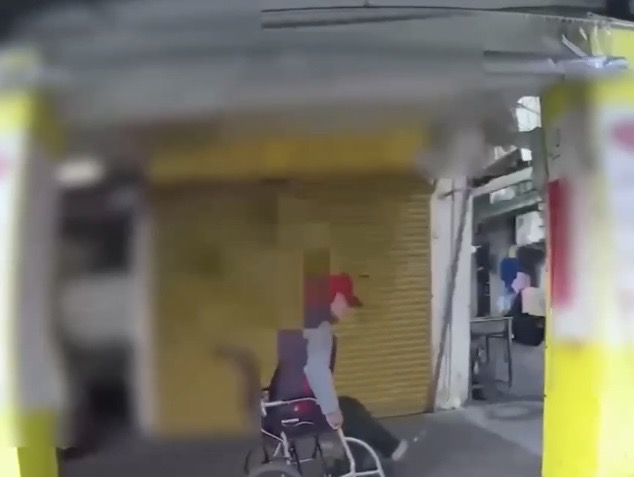 迷路老翁獨自一人坐在輪椅上。(圖/記者 趙靜姸翻攝)