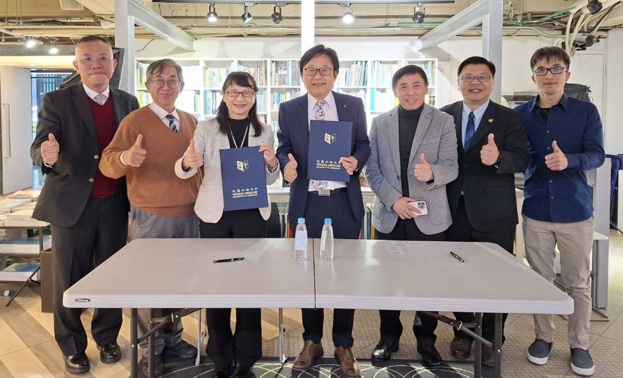 ▲文藻外語大學與秀威資訊簽署合作備忘錄，共同培育跨域國際人才。文藻外大莊慧玲校長（左3）、秀威資訊宋正坤總經理（右4）與出席觀禮人員於儀式後合影。