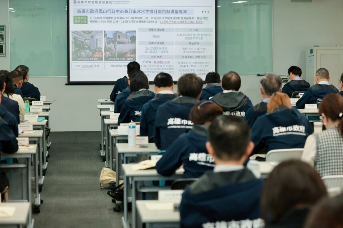 ▲高雄市政府今（13）日市政會議，由環保局與各局處進行碳權計畫專案報告，33個局處共提出35案碳權計畫。（圖／高雄市環保局提供）
