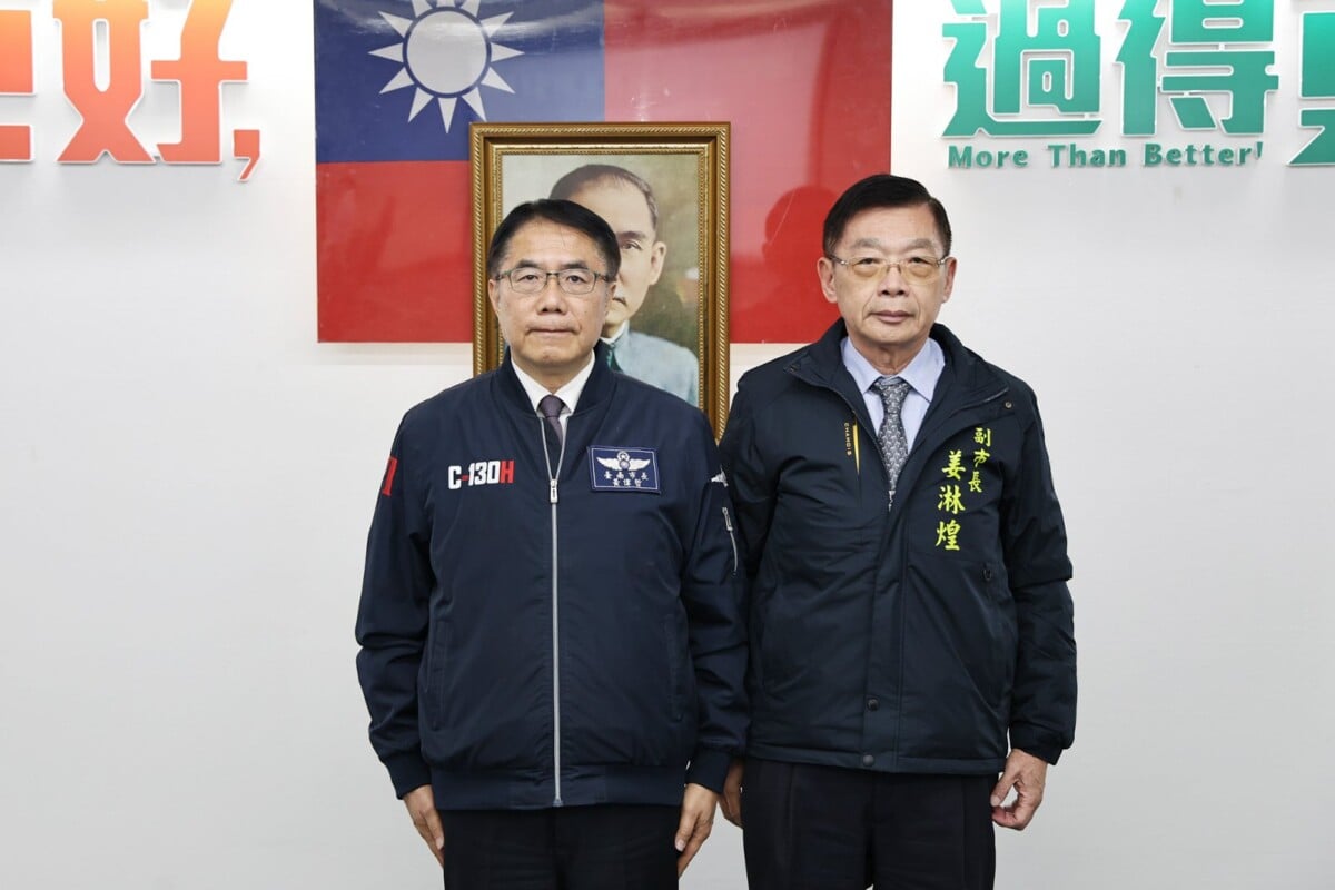 ▲南市新任副市長姜淋煌今(13)日於市政會議宣誓就職，市長黃偉哲擔任監誓人。