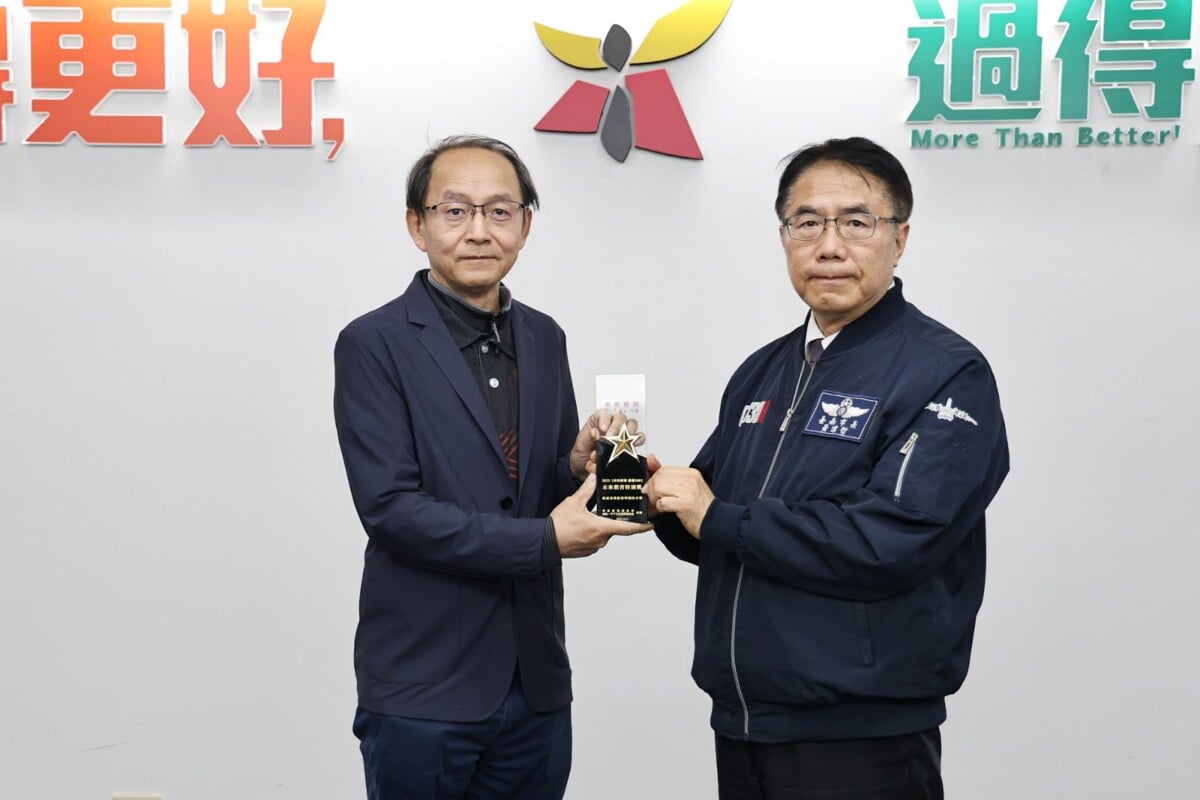 ▲崇學國小勇奪_2025「未來教育_臺灣_100」特別獎，校長洪榮進(左1)於市政會議獻獎與市長合影。