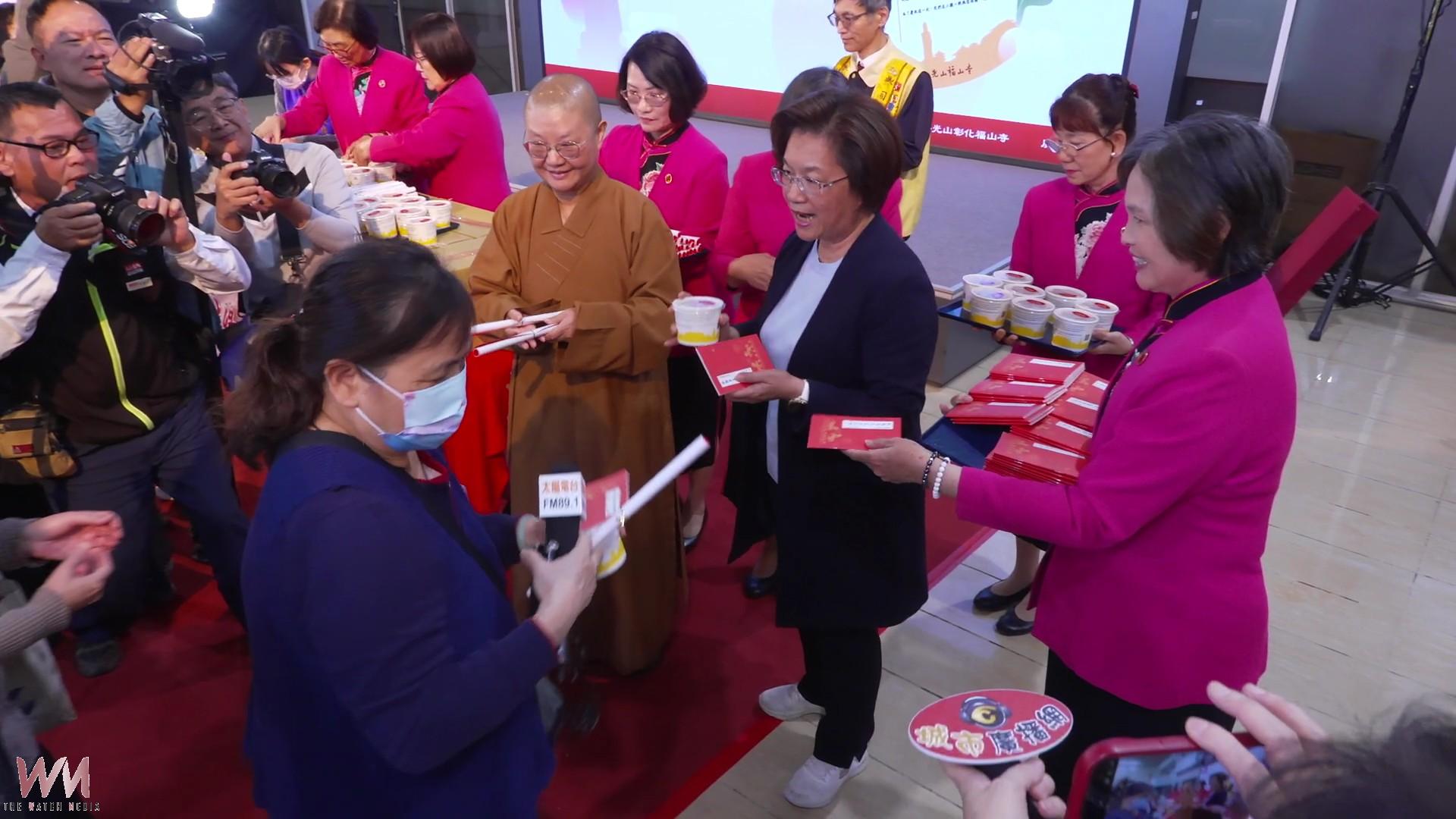 （有影片）／香氣暖心！福山寺臘八粥送到縣府與民眾共享法喜