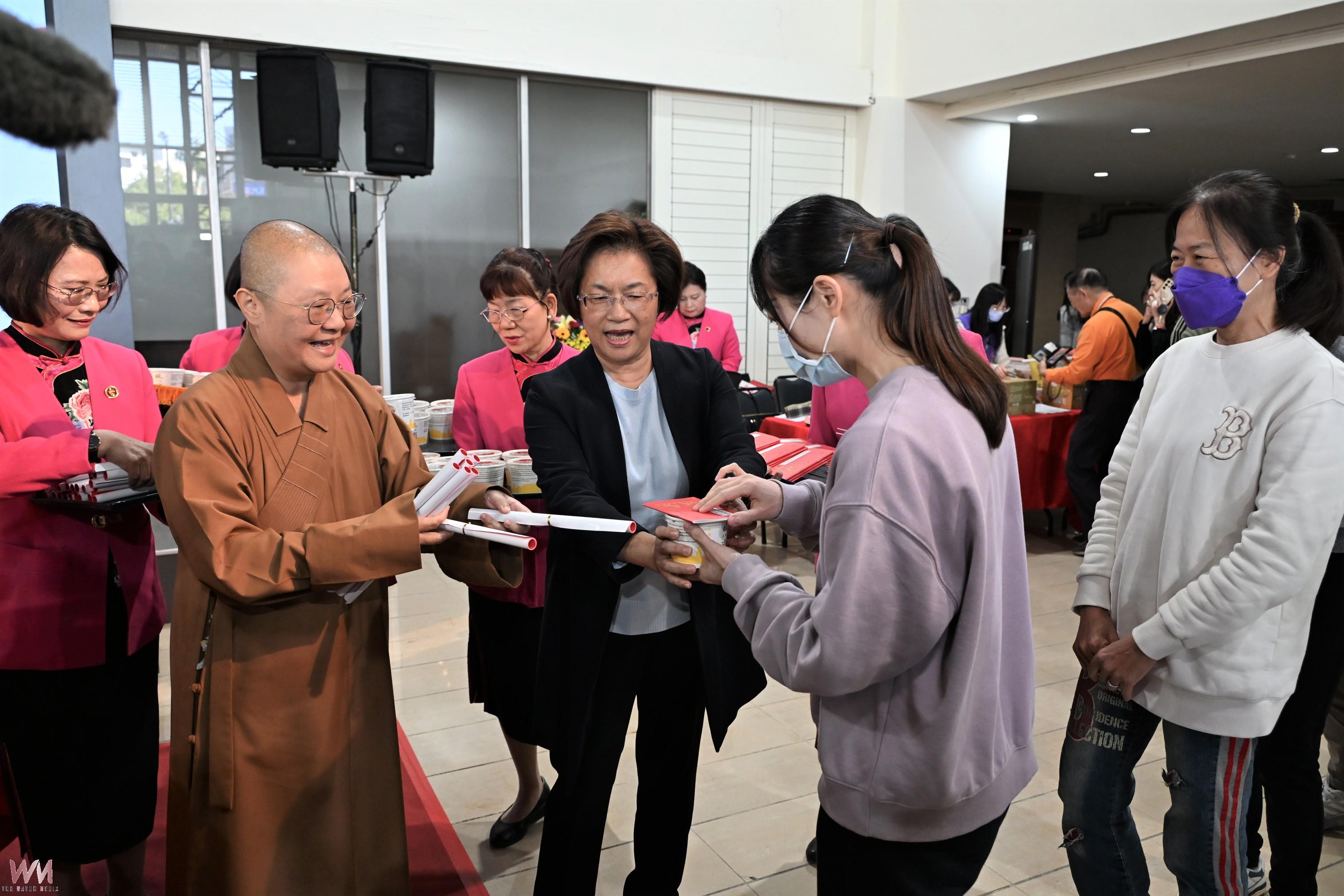 （有影片）／香氣暖心！福山寺臘八粥送到縣府與民眾共享法喜 - https://www.watchmedia01.com