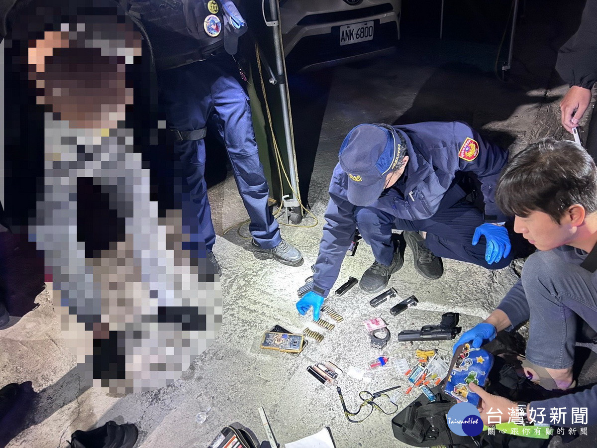 南投派出所警員深夜逮住通緝犯並查扣一干證物。（南投分局提供）