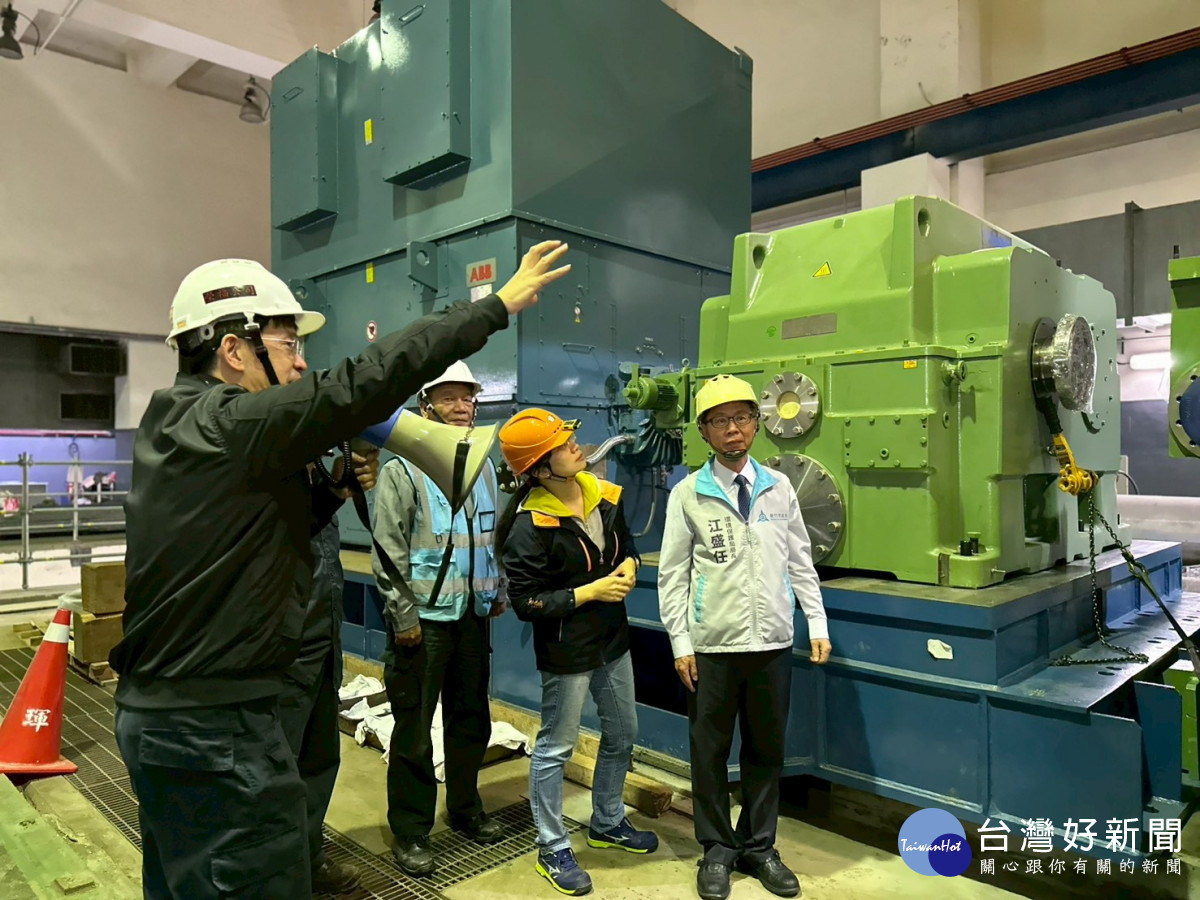 環保局長現場督導，要求施工廠商確實推動發電機更新工程。