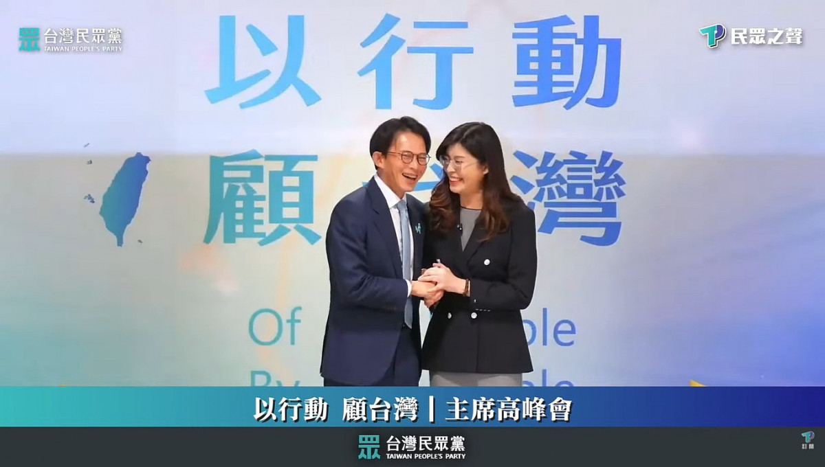 台灣民眾黨黨主席黃國昌(左)與中國國民黨黨主席鄭麗文(右)。（圖／資料照片，圖源：翻攝自民眾之聲YouTube直播）