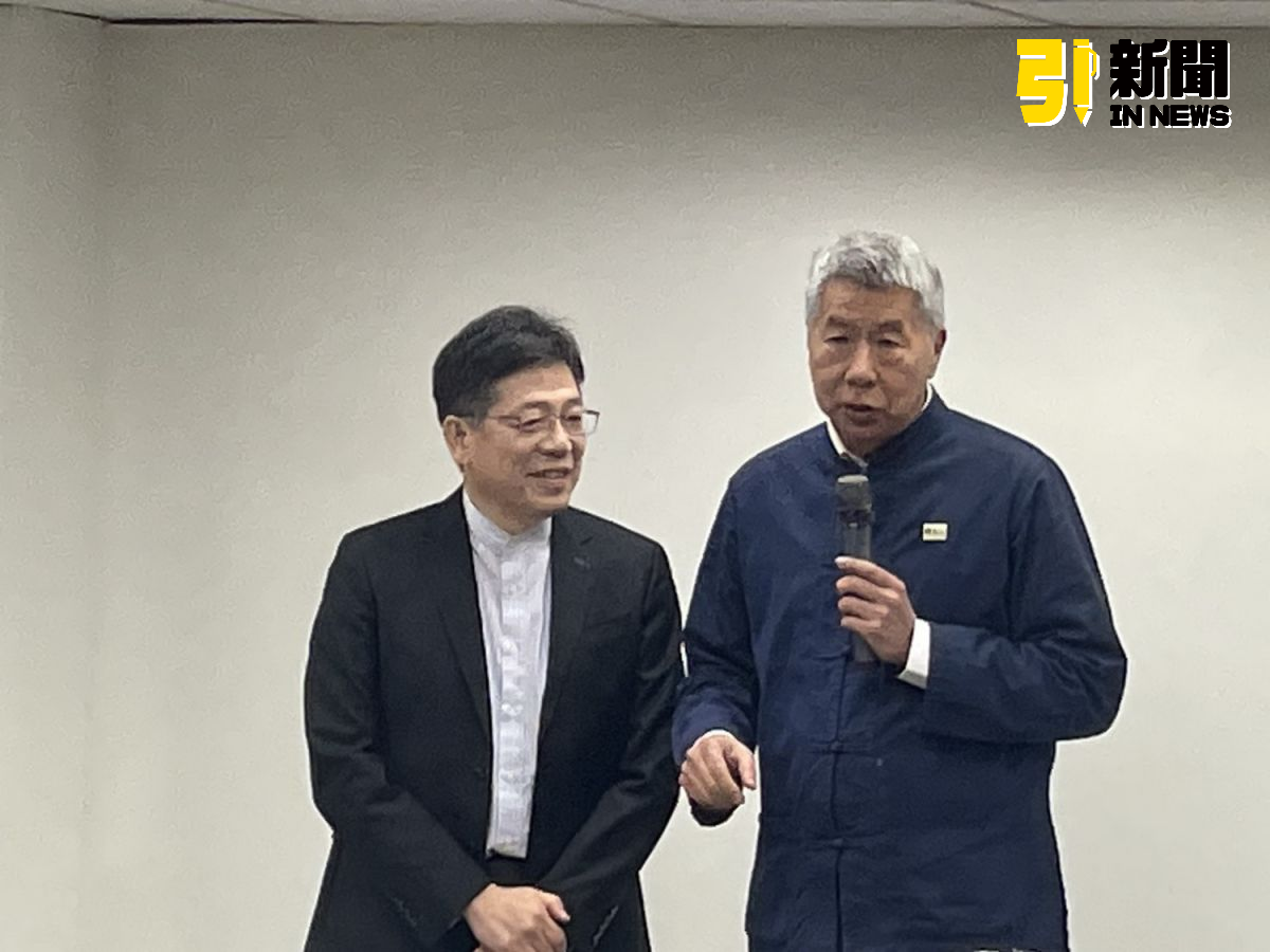 圖/孫文學校總校長張亞中今(14)日出席「勝奇略智庫股份有限公司」的開幕,向董事長謝立功恭賀。(記者陳志仁攝,2026.01.14)