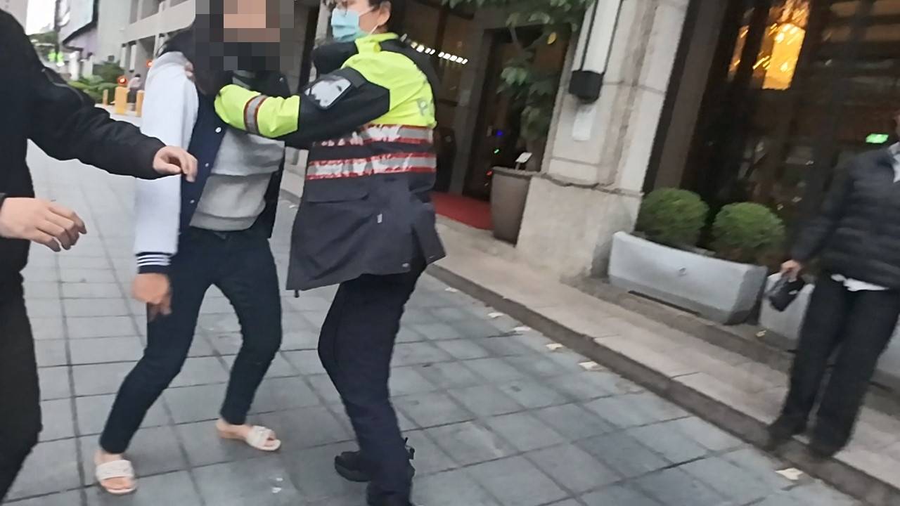 員警迅速趕到現場時,張女情緒依然非常激動,且不斷對周邊民眾嘶吼叫囂。
