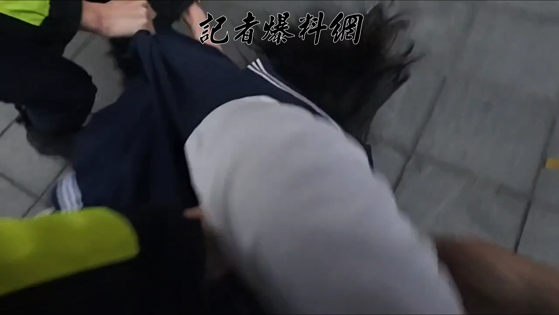 為避免張女持續攻擊他人或有自傷行為,員警當場果斷實施保護管束。