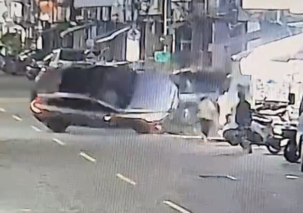 影/差點人生登出!高雄毒駕自撞翻車「1女2童險遭波及」