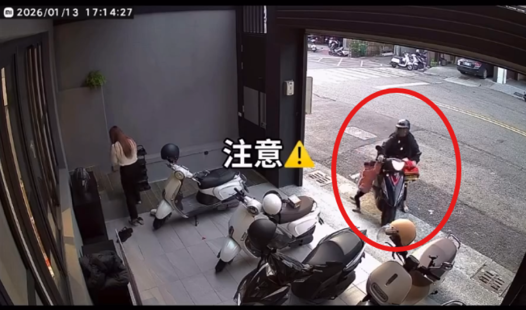 影/騎車載娃忘熄火釀悲劇!小手一抓油門瞬間暴衝-監視器全都錄