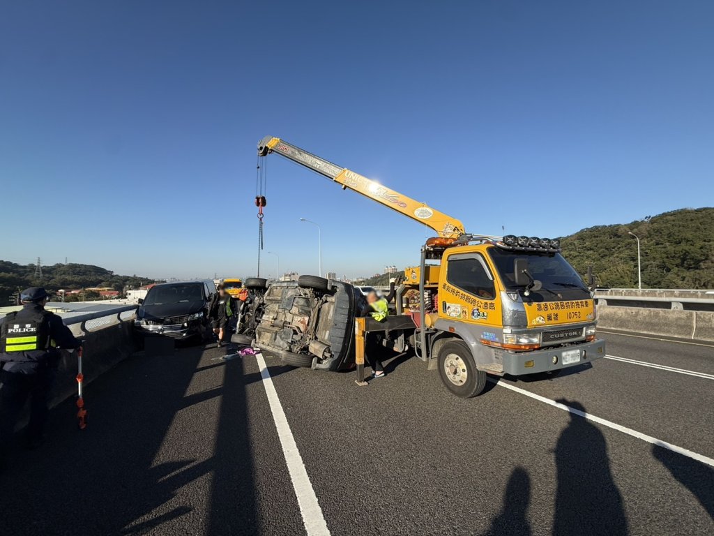 恍神肇事！五楊高架休旅車連撞兩車翻覆　女駕駛受傷送醫