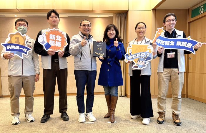 打造優質消費環境 新北榮獲商品標示考核特優 38 《圖說》榮獲經濟部112-113年度商品標示業務考核評定為「特優」,今日由經發局長盛筱蓉(右3)代表於市政會議獻獎,將此份榮耀獻給市府團隊與全體市民。〈經發局提供〉