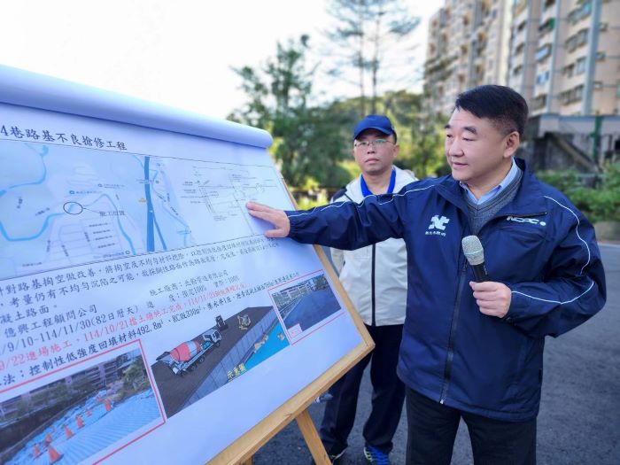 汐止坍方搶災提前完成 侯:展現跨局處協作效率 28 《圖說》工務局長馮兆麟(前者)說明伯爵街14巷路面塌陷重建工程的內容。〈工務局提供〉