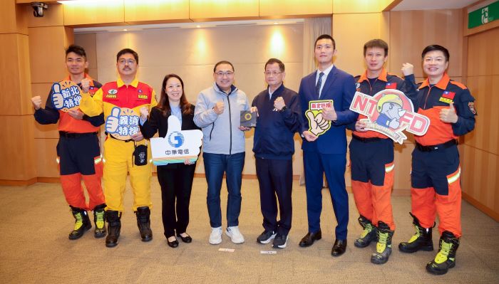 榮獲總統盃黑客松卓越團隊獎 新北消獻獎共享榮耀 30 《圖說》市長侯友宜與得獎團隊合影,右四陳崇岳局長。〈消防局提供〉