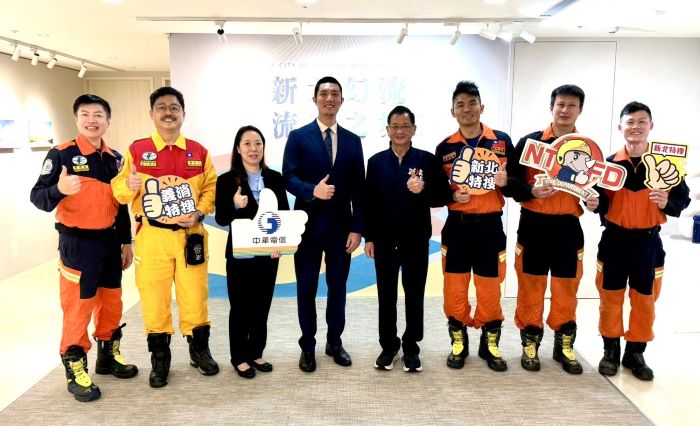 榮獲總統盃黑客松卓越團隊獎 新北消獻獎共享榮耀 31 《圖說》陳崇岳局長與得獎團隊合影。〈消防局提供〉