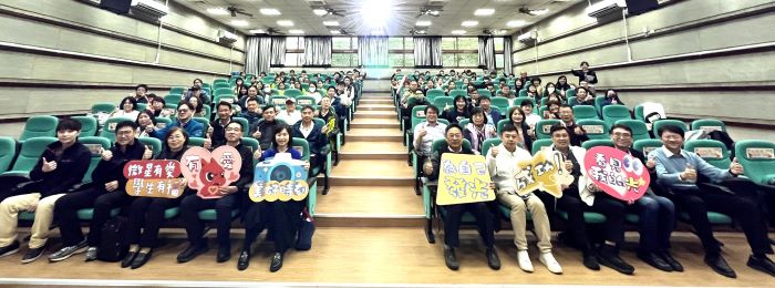 送暖16年不間斷 微星挹注新北9,200萬升級偏鄉教育品質 28 《圖說》114年「微星有愛,學生有福」成果發表會,新北市教育局黃麗鈴主任秘書(左中一)及國小教育科林奕成科長(右中二)會同本年度受微星贊助各校,感謝張致莊協理(左中二)帶領的微星團隊。〈教育局提供〉