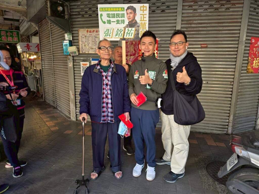 ▲財經名嘴汪潔民陪同台北市中正萬華市議員參選人、被支持者暱稱為「台派戰鬥雞」的張銘祐,前往萬華直興市場向鄉親發送紅包袋,現場氣氛熱絡。