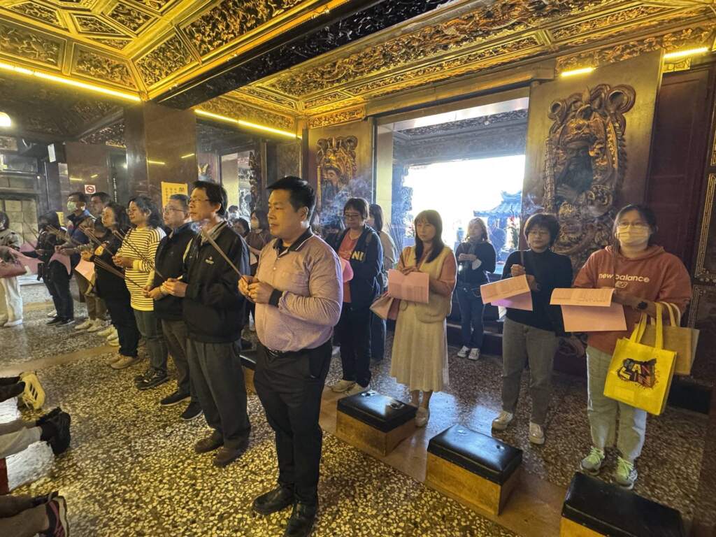 ▲楊豪森校長與家長會張展騰會長、黃聖霖榮譽會長率領高三導師上香祈福。逐一默念班上學生的姓名與應試號碼，神情專注而虔誠。（圖／員林高中提供）