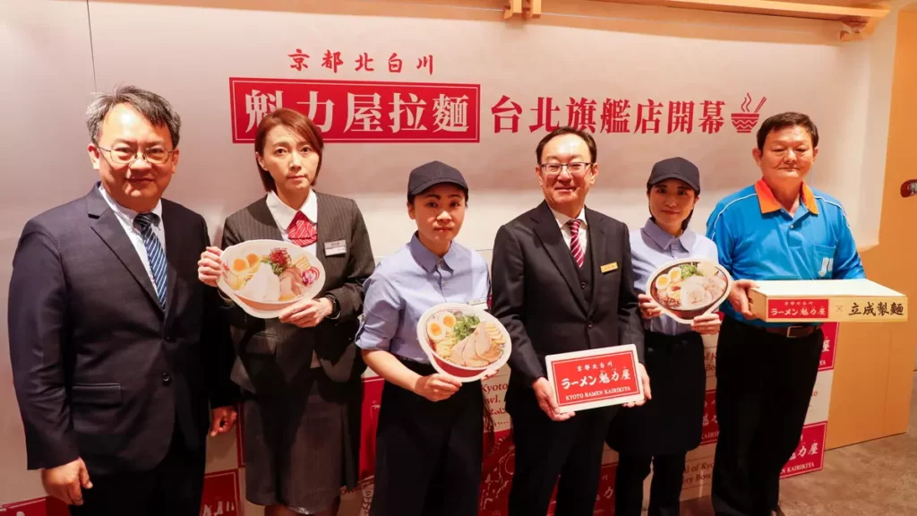 台北店開幕大合照(由左至右：張德奇先生、鄭宇書小姐、店員張小姐、田口剛董事長、永澤小姐、賈久立先生)