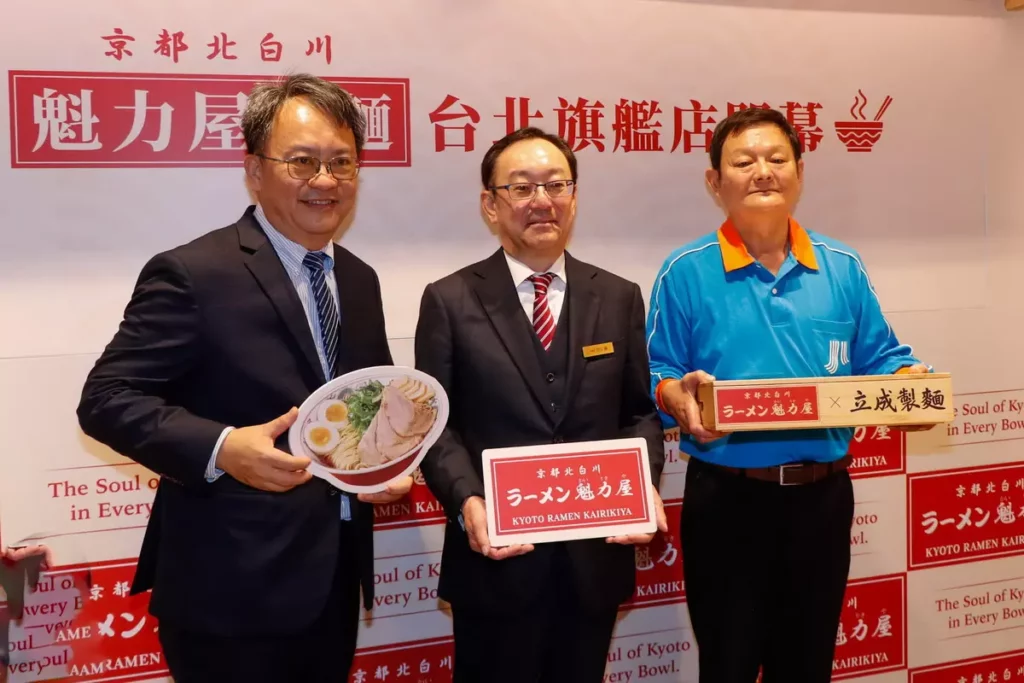（左-右）張德奇先生、田口剛董事長、賈久立先生。