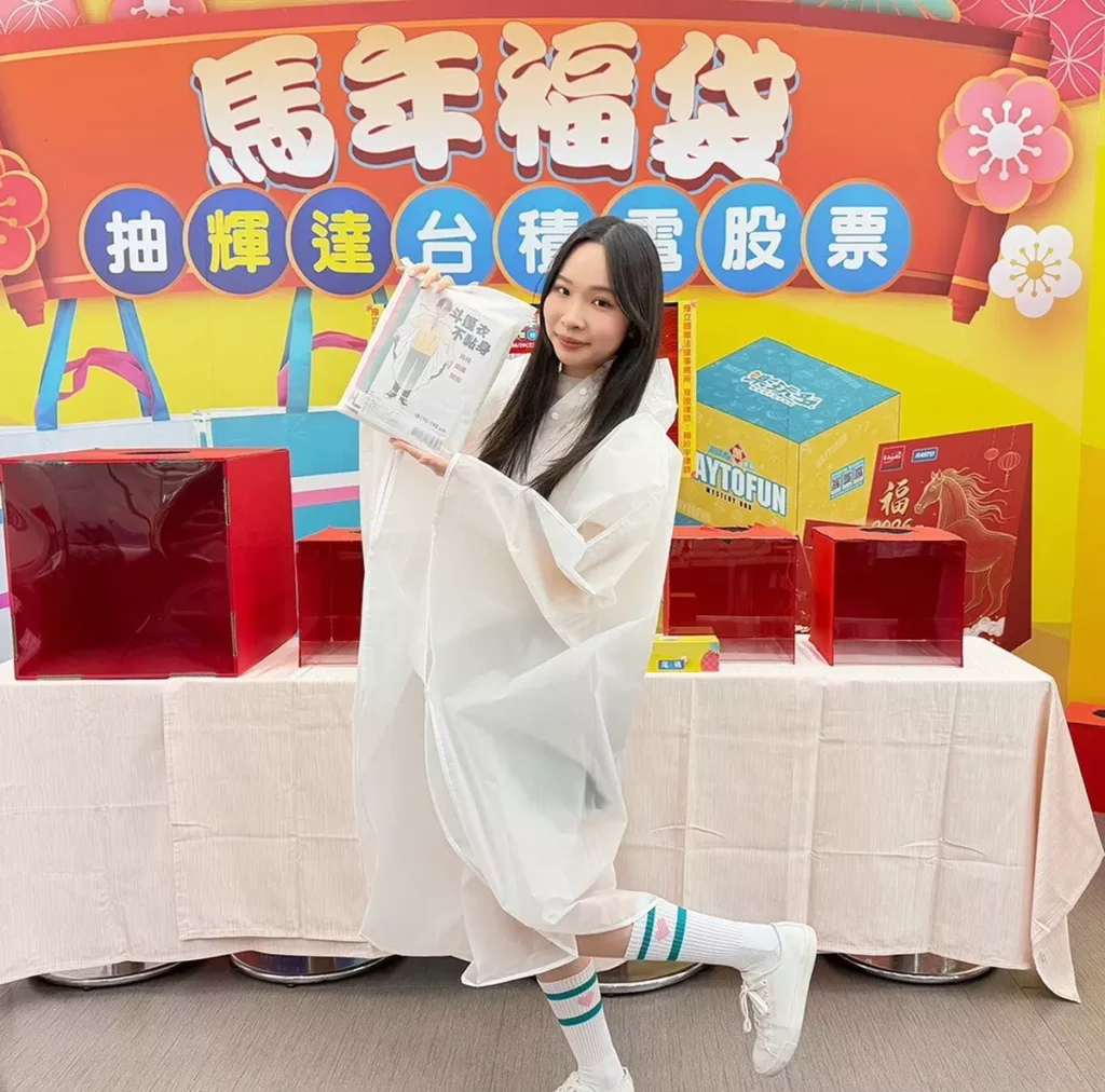 外型時尚斗篷雨衣:機能與外型並重的雨天必備品,防水防風,霧感半透明設計搭配白色車縫邊,材質不黏身,長時間穿著也不悶熱