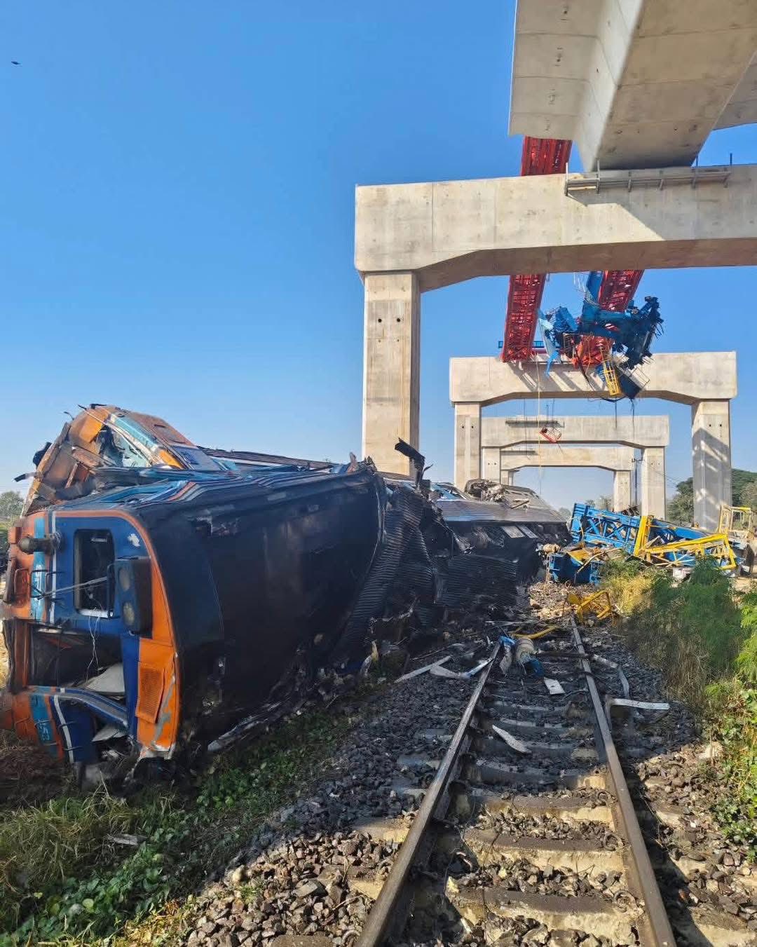 影／至少22死55傷！泰國高鐵施工「起重機倒塌」　列車遭擊中出軌起火燃燒