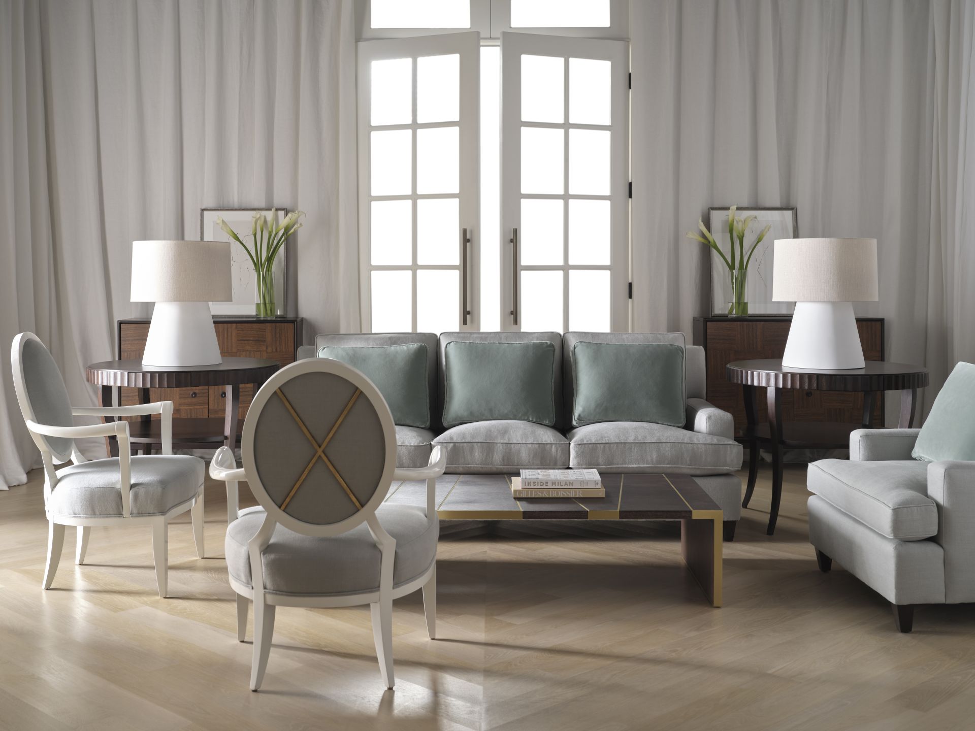 Baker-McGuire 貝克傢俱 The Baker Reserve Collection 客廳空間示意,Loose Back Sofa 與 Oval X Back Lounge Chair 以柔和色調與經典比例,呈現適合長時間使用的當代經典座椅設計。