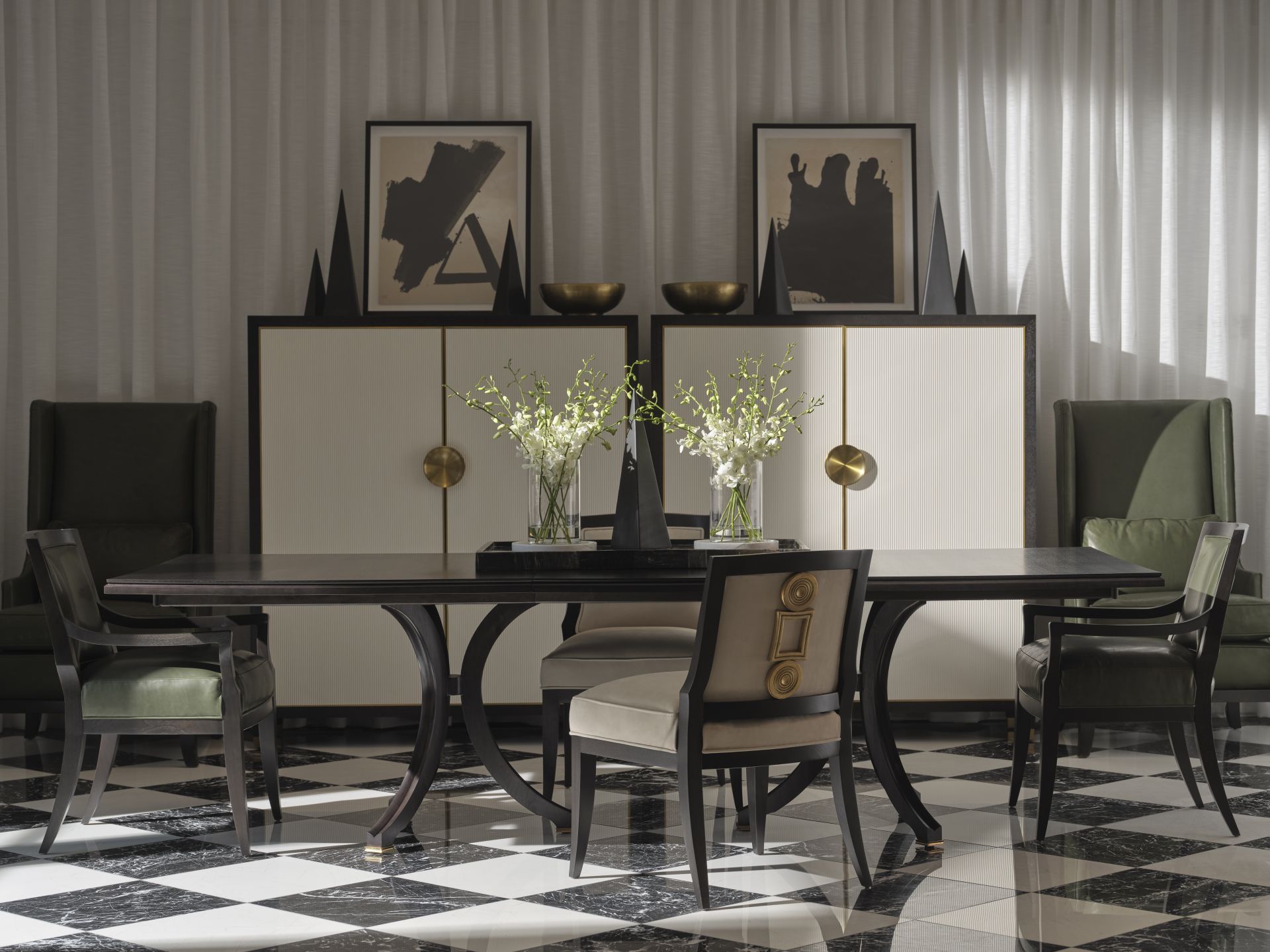 Baker-McGuire 貝克傢俱 The Baker Reserve Collection 餐廳空間示意,Vienna Dining Table 與 Vienna Side Chair 結合雕塑感結構與細緻工藝,為用餐與相聚保留彈性與儀式感。