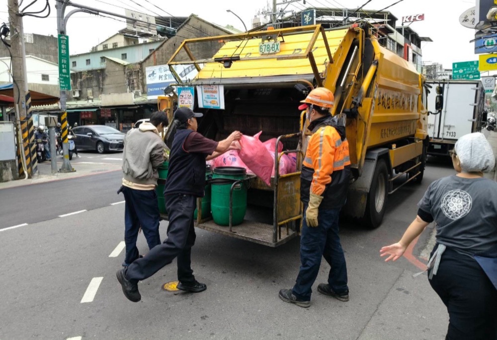 春節初一至初三停收垃圾 新北環保局設置70處定點收運站 217 248260114a08
