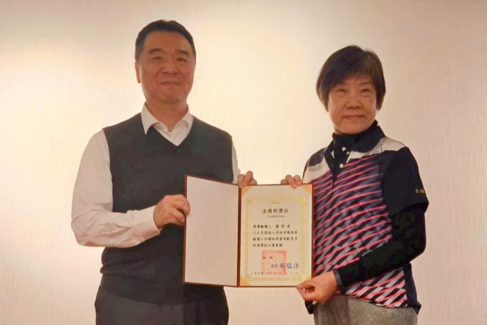 為更生人提供強而有力的後盾 士檢表揚48位榮譽觀護人 200 為更生人提供強而有力的後盾 士檢表揚48位榮譽觀護人 199