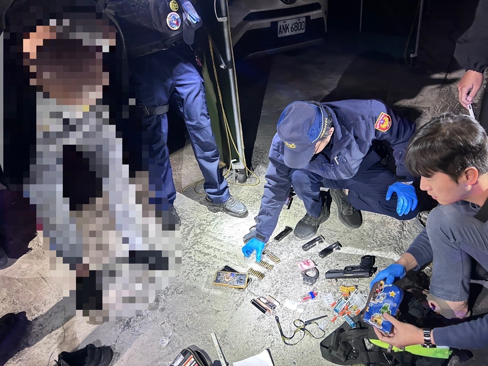 警棍辣椒水追捕通緝犯 路人誤認深夜鬥毆報警 217 CNEWS204260114a05