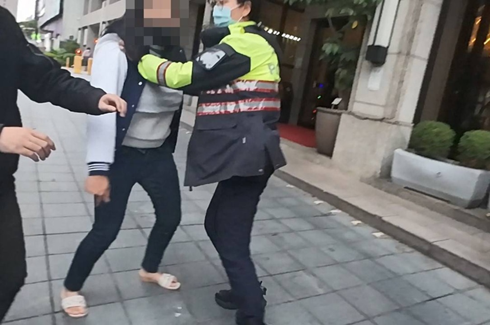 情緒失控扯學童掐頸 警強制22歲女就醫依法送辦 204 CNEWS204260114a07