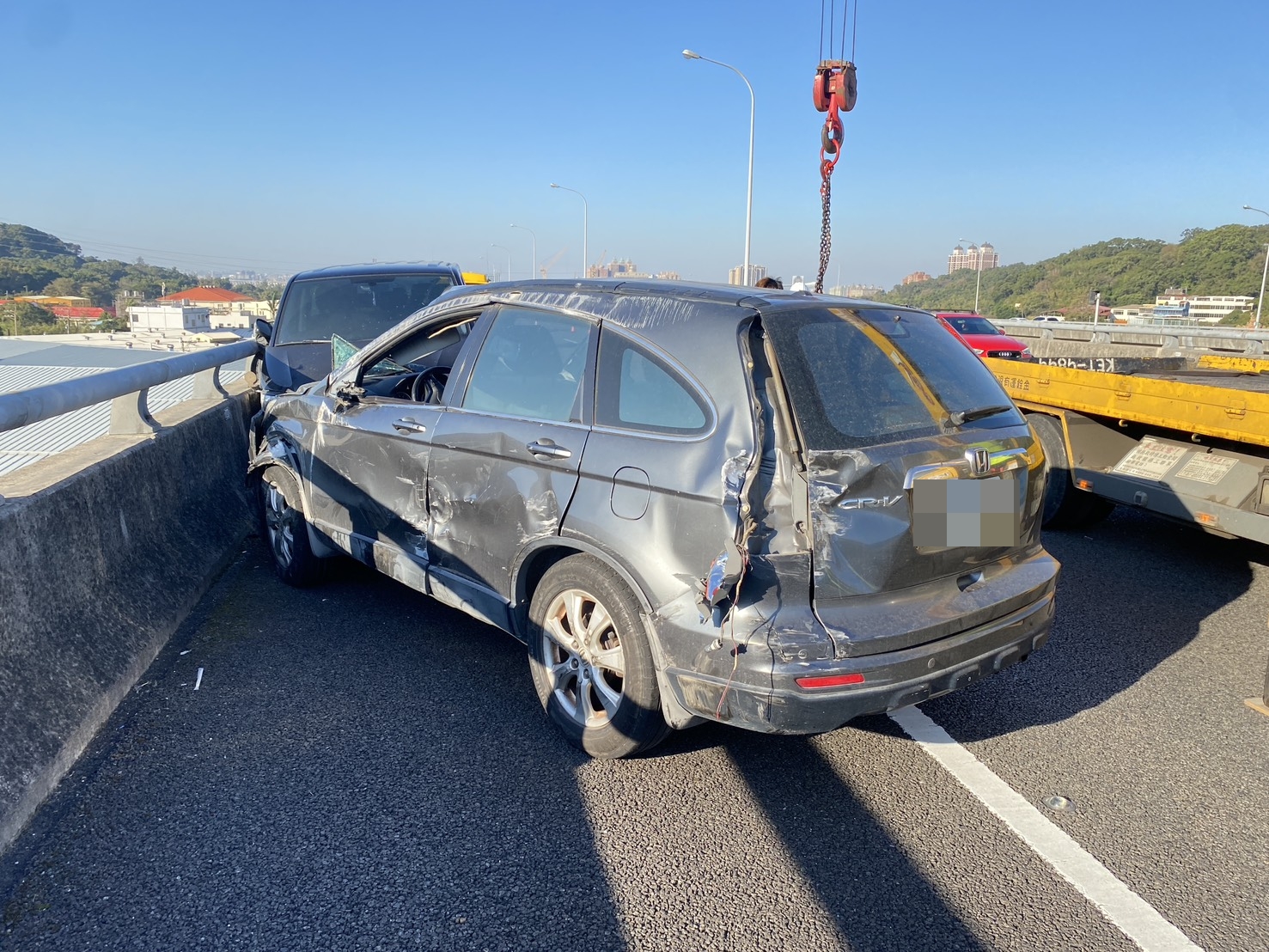 國1小客貨車恍神釀禍!狠撞2車翻覆橫躺路中 S 21684248 0