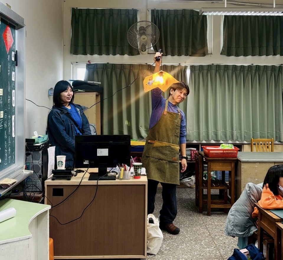 桃園成功國小學童參與創作 日本藝術家燈光裝置作品米倉劇場展出 成功國小02 0 0