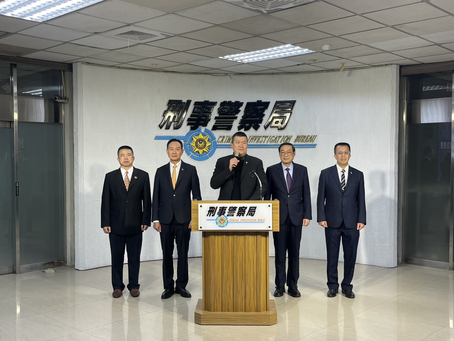 奠定台灣打詐制度 刑事局長周幼偉退休前夕獲頒二等內政專業獎章 S 33136866