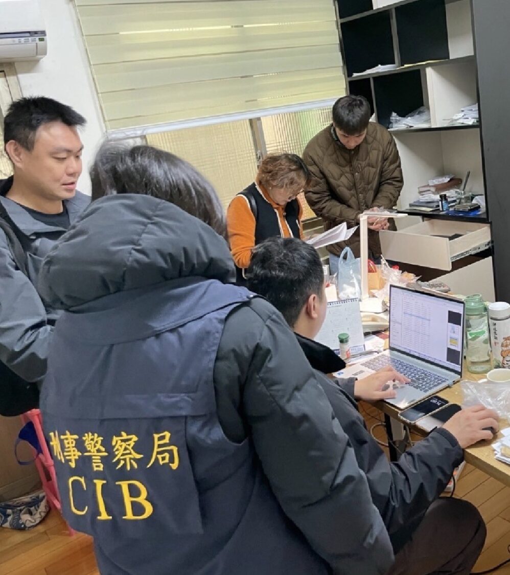 刑事局警方搜索現場。(記者徐煜勝翻攝)
